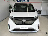 ■フロントカメラで前方の車両や歩行者を検知。万一、ドライバーが安全に減速できなかった場合には、自動的に緊急ブレーキを作動させて衝突を回避、または衝突時の被害や傷害を軽減します。