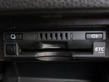 コンソール内一体型のビルトインETC装備!見た目の部分も良いですが、ETCカードの盗難防止になる設置箇所です!料金所の渋滞回避!時間帯・日によって料金の軽減を受けられます!ストレス知らずのドライブ!