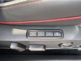 運転席シートは電動アジャストタイプ。メモリープリセット機能付きなのでご家族で運転交代される際も、ポジション調整の手間がかかりません。