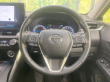 インテリアに合わせたデザインのステアリングは、運転される方のことも考え、運転しやすい形状、大きさです。是非一度、実際に触ってお確かめください。