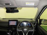 ドライバー目線で、使いやすく安全操作性と良好な視界を実現した運転席です。