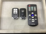 スマートキー付きですからドアロックの開閉およびエンジンスタートが楽々です。電動スライドドアの開け閉めもボタンで操作できます。スペアキーも同じものを用意しております。