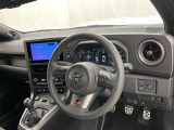 ドライバーファーストのコクピットを実現するために、スペースやレイアウトの工夫を施すことで、運転に集中しやすく、走りを存分に楽しめる設計になっています。
