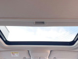 ●サンルーフ:開放感たっぷりの希少装備、サンルーフが装着されています!車内に明かりを取り入れたり景色を楽しむ以外にも、車内の空気も簡単に換気できて快適です!