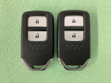 スマートキーを装備しています。鍵を差し込むことなくドアロックの開け閉めと、スタートボタン操作でのエンジンスタートができます。スペアキーも同じものを用意しております。