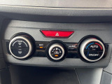 【オートエアコン】一度お好みの温度に設定すれば、車内の温度を検知し風量や温度を自動で調整。暑い&hellip;寒い&hellip;と何度もスイッチ操作をする必要はありません。快適な車内空間には必須の機能ですね♪