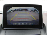 カラーで後方映像をモニターに映し出してくれるので、ショッピングモールのような狭い駐車場であったとしても障害物を見つけ、楽々駐車することができますね。