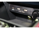 小物の収納に便利なセンタートレイには携帯等のデバイスの充電可能なUSB出力電源付です。