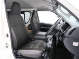 前席は運転席を含み3名です。
