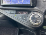 【オートエアコン】一度お好みの温度に設定すれば、車内の温度を検知し風量や温度を自動で調整。暑い&hellip;寒い&hellip;と何度もスイッチ操作をする必要はありません。快適な車内空間には必須の機能ですね♪