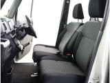 高いホールド性で運転姿勢が安定します。長距離ドライブでも疲れにくいのが魅力です。快適なドライビングライフをお送りください♪