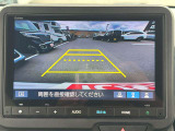 【バックモニター】後方の障害物や歩行者を確認できるバックモニター。狭い駐車場や混雑した場所でも安心して車を操作できます。
