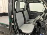 【フロントシート】さまざまな体格の方が快適に運転ができるよう配慮したシートになっております。