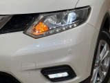 【LEDヘッドライト】悪天候や夜間走行時も良好な視界を確保し安心して運転できる高輝度LEDヘッドライトを装備!点灯速度が早く、消費電力も抑えられています。