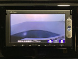 ギヤをR(バック)に入れるとナビの画面に後ろの映像が映るリアカメラ付です。後退時、コンディションが悪い視界でもカラーバックモニターがドライバーをサポートします。