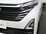 ハロゲンヘッドランプに比べて、照射範囲が広く、前方だけでなく左右方向へも広範囲に照らすことができますので安心です!