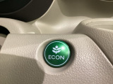 ECON モードをON にするとアクセルペダルの動きに対するエンジンの反応とエアコンの制御を切り換えることで、燃費のいい運転をするドライバーがペダルを踏んだ時と同じようにエンジンを制御します。