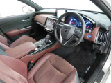 高級感のある美しいインテリアデザインの運転席です。