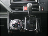 【オートエアコン】1年中快適な室内を提供!車内温度を設定すると、風量を自動で調整してくれます。