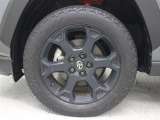 マットブラック塗装の18インチ専用アルミホイールが装着されています。タイヤサイズ225/60R18