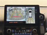 【パノラミックビューモニター】自車周辺をぐるりと俯瞰できるカメラで危険を察知。上空からの映像で自動車や障害物の位置が詳細に確認できるので、狭い駐車場でも安心して駐車できますね。