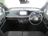 ■黒を基調としたスタイリッシュなデザインの運転席です。衝突被害軽減ブレーキ、レーンキープアシストなどの安心装備付き!