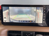 車両前方と左右両方が確認でき、狭い道での接触防止をサポートしてくれるサイドビュー。