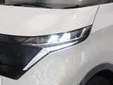 夜間走行の様々な局面に向けて、LEDヘッドランプで視認性をしっかり確保☆ハロゲンヘッドランプのおおよそ2倍の光量で、広範囲に明るくドライバーをサポートしてくれます。
