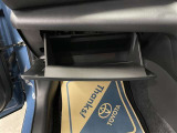 【グローブボックス 】車検証や取扱説明書などの書類を収納するスペースです(^^)