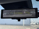 【デジタルインナーミラー】車両後方カメラの映像をミラーに映すことが出来ます。 そのため、後席に人や荷物があって後方が見えづらい場合でもしっかり視界を確保することが出来ます。