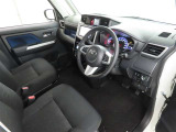 シンプルで使いやすいデザインの運転席です。