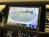 リバースギアに入れるだけで後方の表示へ切り替わります。夜間や雨の日の駐車も楽になりますよ。