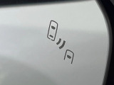 【ブラインドスポットモニター】走行中、ドアミラーの死角になりやすい箇所に後続車が接近するとサイドミラーのレンズに警告を表示!ドライバーに注意喚起をしてくれます。