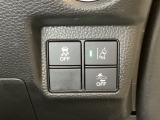 Hondaセンシング用の、VSA(ABS+TCS+横滑り抑制)解除と路外逸脱抑制機能のオンオフスイッチなどはハンドルの右側に装備しています。