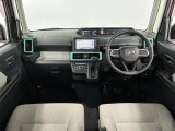【インパネ】運転のしやすさを最優先に設計された見晴らしの良いフロントビュー。車両間隔が掴みやすく狭い道でも安心♪「安全」と「品質」を最優先に、安心してお乗りいただけるクルマを提供いたします。
