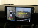 車輌前後左右に搭載した4つのカメラにより、クルマの真上から見ているような映像を表示。運転席から確認しにくい車両周囲の状況を把握できます。