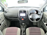 ベージュとブラウンピンクを基調としたスタイリッシュなデザインの運転席です。シートのピンクがかわいい!外装も内装もまるまるしていてかわいい!