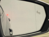 ドライバーの死角となる後方側面に車両を検知した際、ドライバーが方向指示器を操作すると、ドアミラーに内蔵された警告灯が点滅しドライバーに注意を促します。