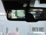 〔スマートルームミラー〕内蔵モニターにより後方の状況をクリアな画像で確認出来ます。夜間も勿論、くっきり!通常のルームミラーに切替も可能です。