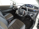 シンプルで使いやすいデザインの運転席です。