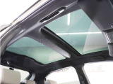 ◆パノラマルーフ装備車◆開放感あふれるガラスルーフを装備!車内空間を明るく照らすことでドライブ体験に変化を。