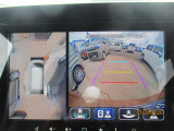 駐車する際、見通しの悪い場所や狭い道での運転を行いやすく、合計4ヶ所に設置したカメラの映像を合成・処理をして、真上から見ているような映像を映し出してくれます。