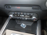 オートエアコン、シートヒーター、ステアリングヒーターが装備されており、車内は一年中快適に過ごせますね。