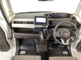 【前方視界】開放的な前方視界!運転がしやすく疲れにくいです♪窓が大きく、見通しがとっても良いおクルマですよ♪