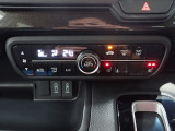 運転席からも手が届きやすく、操作しやすい空調コントロールパネル。オートエアコンなので操作の煩わしさが無くオールシーズン快適にドライブできます。快適空間で運転に集中できますね。