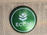 ワンタッチで省燃費走行をサポートするECONスイッチを装備。
