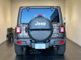 後方から見ると特徴のあるテールランプシンプルにjeepエンブレムが付いてきます。