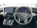 運転席まわりです。 各操作スイッチは使いやすい位置に配置されてます。
