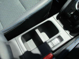 運転席助手席で使用できるドリンクホルダーです。