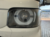 LEDヘッドライトは、点灯の瞬間から最大光量を発揮し、突然暗くなるトンネルなどでの安定感を高めます。